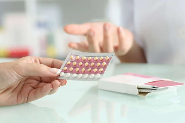 Dụng bao cao su có cần uống thuốc tránh thai?